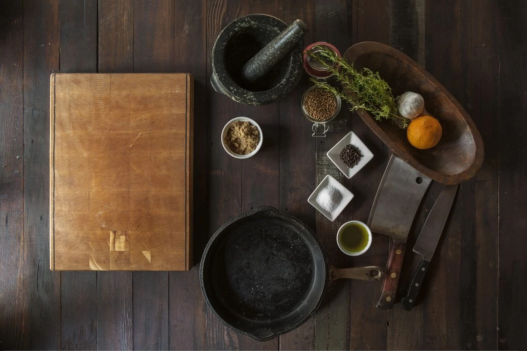 8 PORTIES Deze maaltijdsoep is heerlijk als lunch of diner. Je kunt hem heel makkelijk meenemen in een thermosfles of in dit handige thermosbakje. Ingrediënten 2 uien, fijngehakt 3 teentjes knoflook, fijngehakt 2 wortels, geschild en in stukken 1 handvol verse basilicum, de blaadjes apart, de steeltjes fijngehakt 1 kg rijpe tomaten in stukken Voor de…