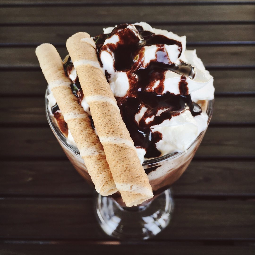 3 PORTIES Ingrediënten 250 g mascarpone 200 ml slagroom 25 g extra pure chocola (85%) 1 el honing 1 el johannesbroodpitmeel 4 druppels stevia snufje vanillepoeder Bereiding Klop de mascarpone tot een glad beslag en voeg de slagroom toe tot het één geheel is. Voeg al mengend langzaam het johannesbroodpitmeel toe om klontjes te voorkomen.…