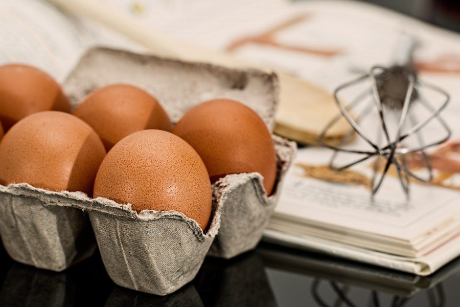 Waarom zelf mayonaise maken? Mayonaise uit de winkel, ook de biologische, is gemaakt van sterk bewerkte en verhitte plantaardige oliën en bevat vaak smaakversterkers en conserveringsmiddelen. Niet bepaald bevorderlijk voor je gezondheid. Maar als je het zelf maakt, wordt het opeens een bron van goede vetten die je weer nodig hebt om vetoplosbare vitaminen op…