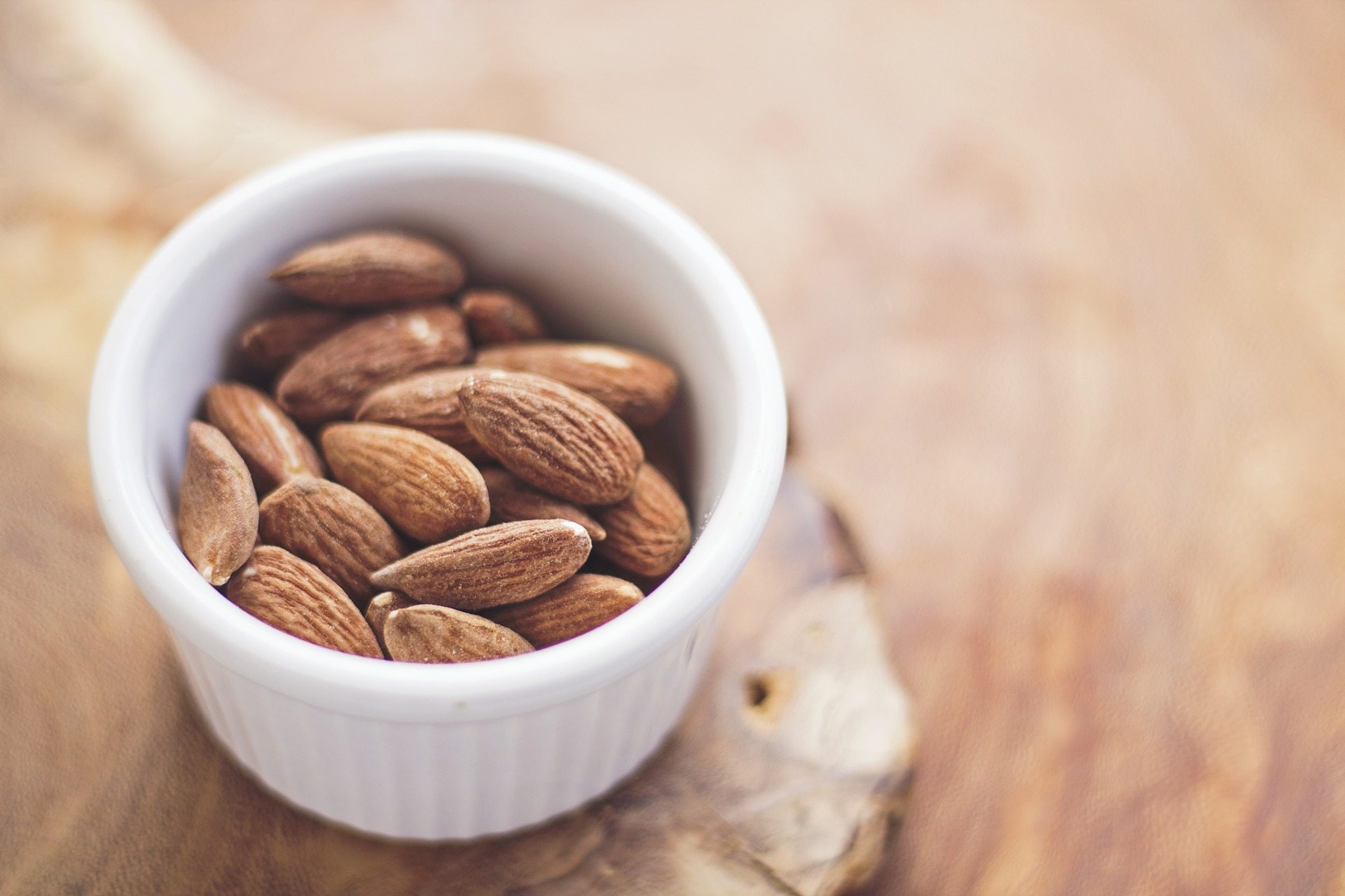 Soms heb je gewoon zin in iets lekkers! Om te voorkomen dat je naar de winkel racet om allemaal slechte dingen in te slaan, hier het volgende notenreep recept - een gezonde snack waarvoor je niet hoeft te bakken. De hoeveelheden staan expres niet precies vermeld: lekker makkelijk en ruimte om te experimenteren! Kan haast niet…