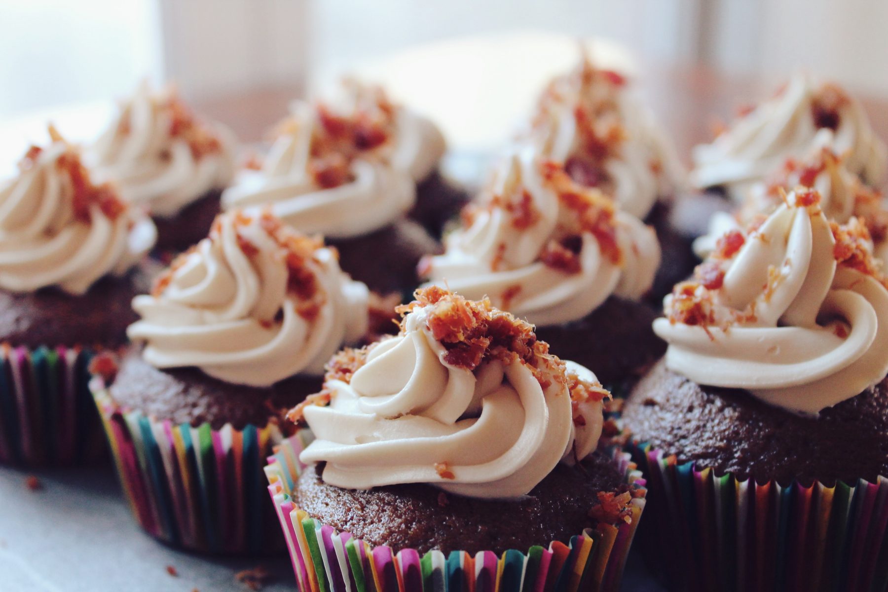 Voor ca. 24 muffins Ingrediënten 80 gram kokosmeel 45 gram cacao 100 gram kokosbloesemsuiker 125 ml kokosolie 8 eieren snufje zout 1/2 theelepel baking soda Optioneel voor de topping: roomkaas, kaneel, kokosrasp en cacao, citroenrasp, gemalen nootjes Bereiding Verwarm de oven voor op 175 graden. Doe de droge ingrediënten in een kom en meng deze…